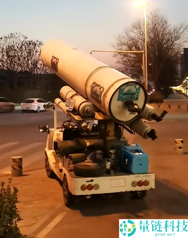 西安大爷30万装天文望远镜摆摊 被疑用幻灯片糊弄人