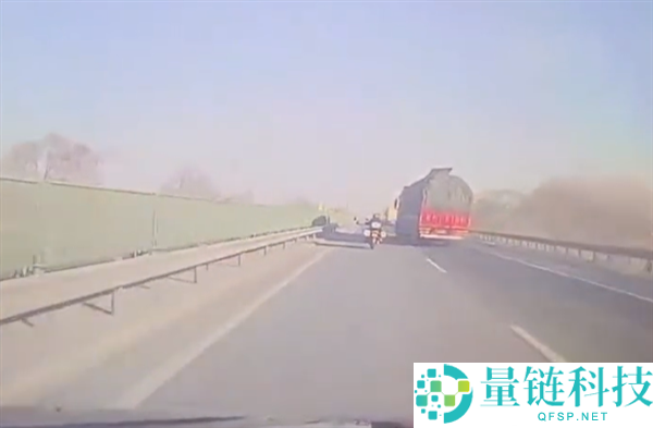 高速上半挂两次歹意别摩托车 官方回应：已找到涉事司机 全责,