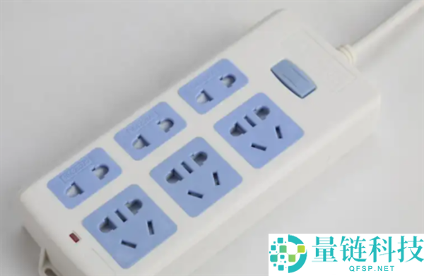 使用插线板千万别捆起来：没法散热 轻易激发爆燃