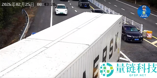 新手开半挂在高速上倒车,左侧撞右侧剐 批示还要靠副驾