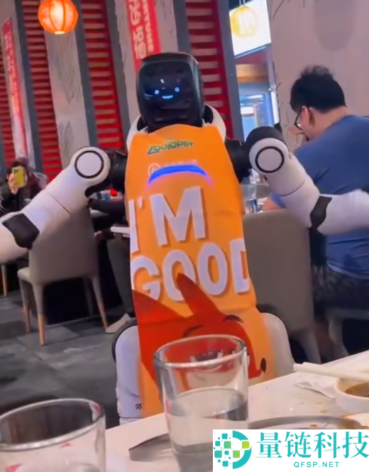 美国一海底捞门店机械人舞蹈时变掀桌子 三名效劳员都拉不住