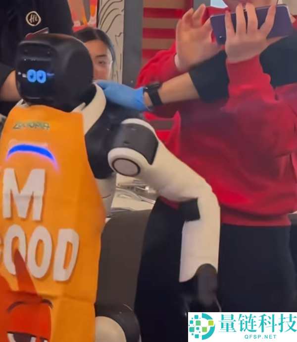 美国一海底捞门店机械人舞蹈时变掀桌子 三名效劳员都拉不住