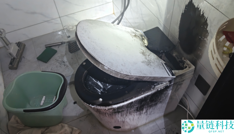 吓出冷汗,男人上茅厕 智能马桶倏忽喷火