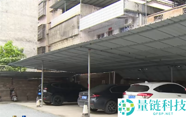 男子误入私人停车场掉头被收费，民警介入才脱身