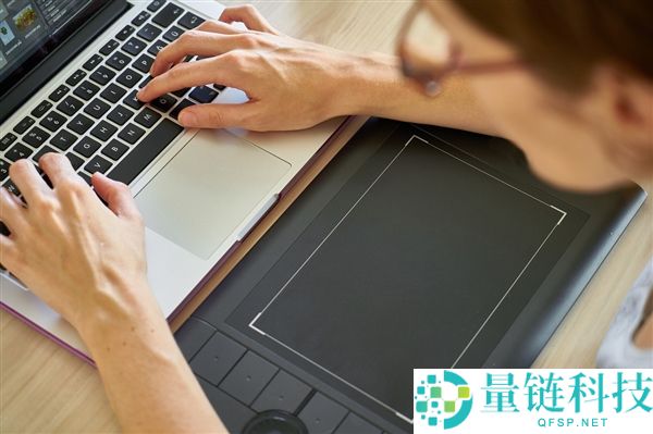 老铺黄金高薪挖角空少空姐:年薪最高 45.5 万引热议