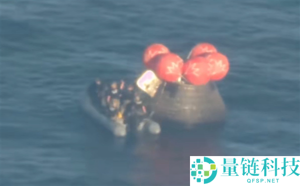 阿尔忒弥斯 2 号返回舱溅落 50 分钟后成功开启舱门