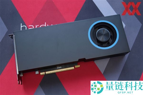 Intel 锐炫 Pro B70 专业卡首测：四卡并联功耗高达 720W