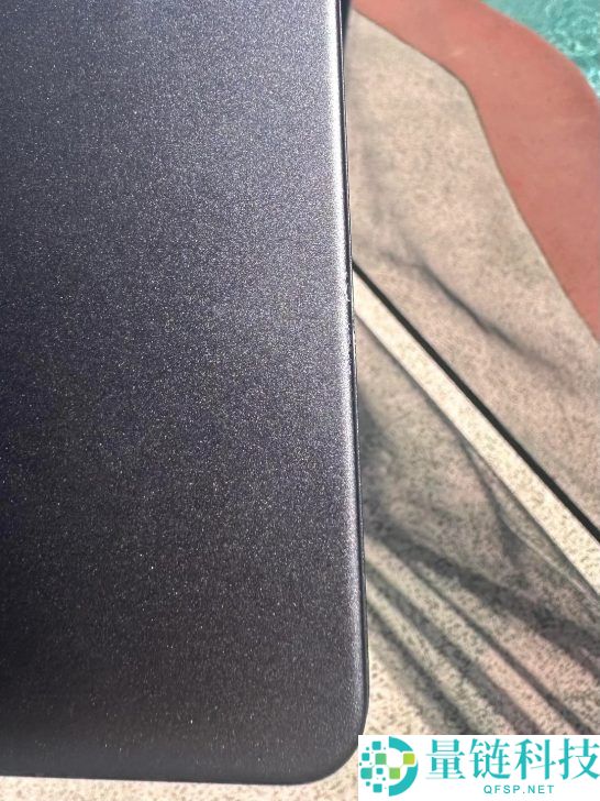 MacBook Pro 耐用性实测:高空坠落 4 米加滚落 25 级台阶仅轻微刮花