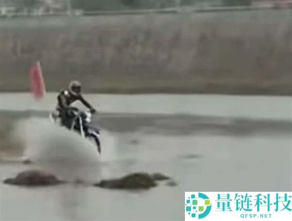 张雪再骑摩托飞跃长江：誓言必成，网友热议“好好造车别冒险”