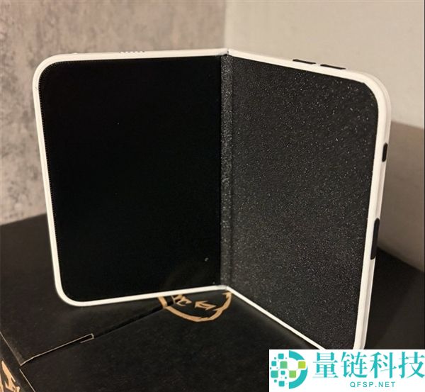 iPhone Fold 最新渲染图曝光：音量键移至顶部，果粉需重新适应