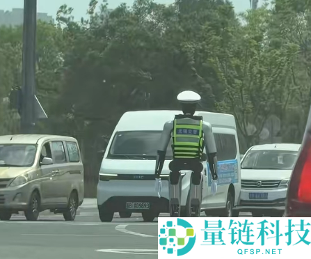 无锡街头惊现机器人交警：会指挥交通还能比耶合影