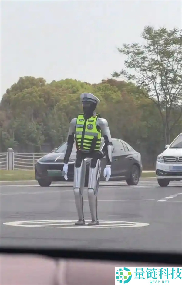 起猛了！街头惊现机器人交警指挥交通，多方回应引热议