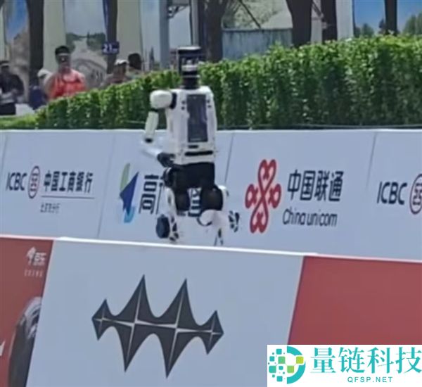 断臂机械人跑完马拉松：观众与解说齐声呐喊加油，震撼全场