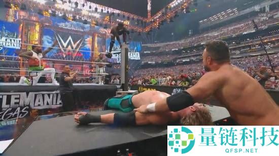 WWE 甲亢哥惊天一跳！超高飞扑砸穿讲解台，现场画面太炸了