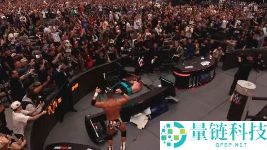 WWE 甲亢哥惊天一跳！超高飞扑砸穿讲解台，现场画面太炸了