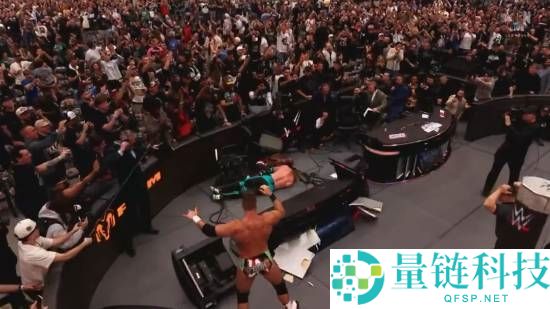 WWE 甲亢哥惊天一跳！超高飞扑砸穿讲解台，现场画面太炸了