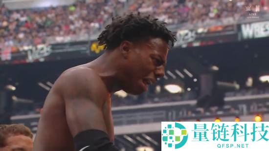 WWE 甲亢哥惊天一跳！超高飞扑砸穿讲解台，现场画面太炸了