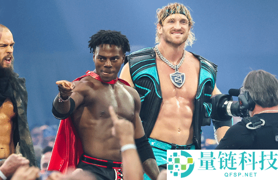 WWE 甲亢哥惊天一跳！超高飞扑砸穿讲解台，现场画面太炸了