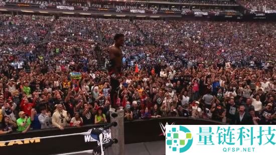 WWE 甲亢哥惊天一跳！超高飞扑砸穿讲解台，现场画面太炸了