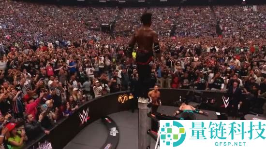 WWE 甲亢哥惊天一跳！超高飞扑砸穿讲解台，现场画面太炸了