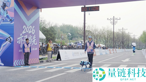 高德首款开放环境具身机器人“途途”亮相：能出门、会思考、可导盲