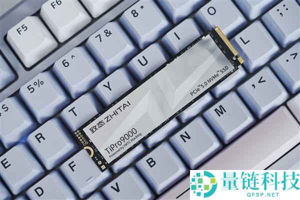 长江存储致态 TiPro9000 2TB 图赏：速度迫近 PCIe 5.0 上限