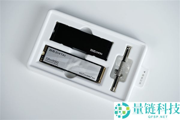长江存储致态 TiPro9000 2TB 图赏：速度迫近 PCIe 5.0 上限