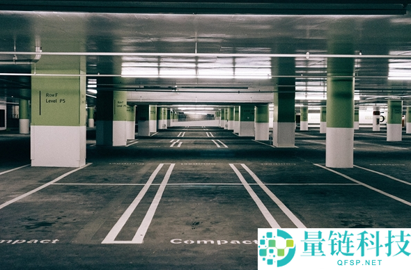 车主泊车 2411 次拒缴欠费 1.3 万，法院判决全额支付并计息