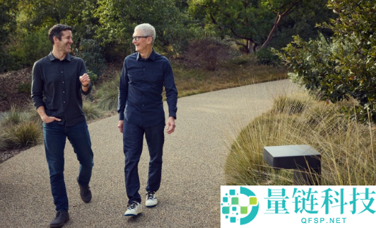 苹果两任 CEO 着装细节揭秘：库克钟爱耐克鞋，特努斯乐福鞋显温馨