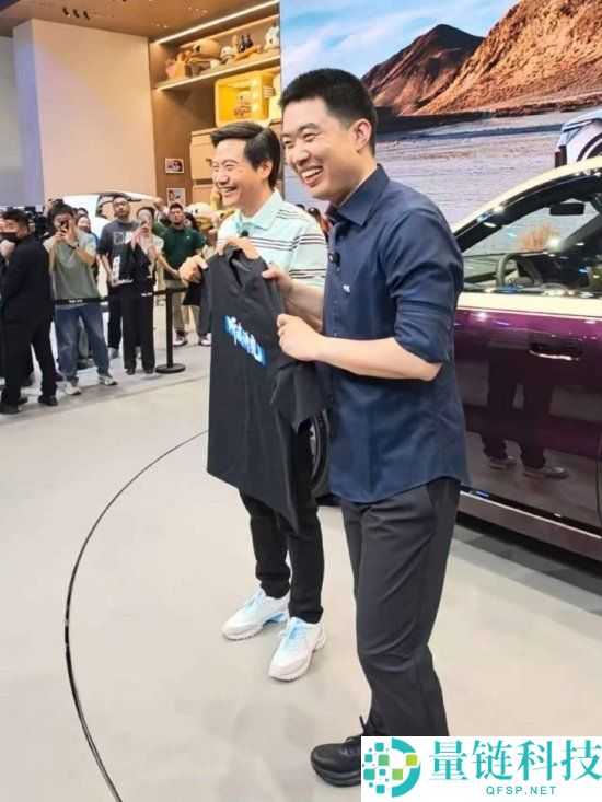 雷军现身理想汽车展台玩梗，赠李想“听我讲完”T恤引热议