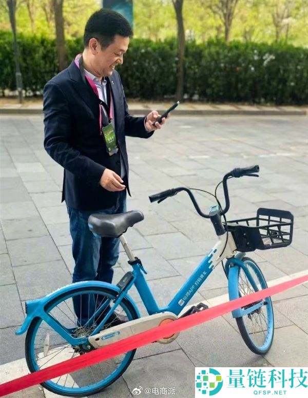 蔚来李斌骑共享单车赶车展，街头大方与路人合影