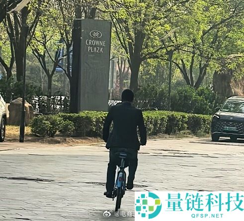 蔚来李斌骑共享单车赶车展，街头大方与路人合影