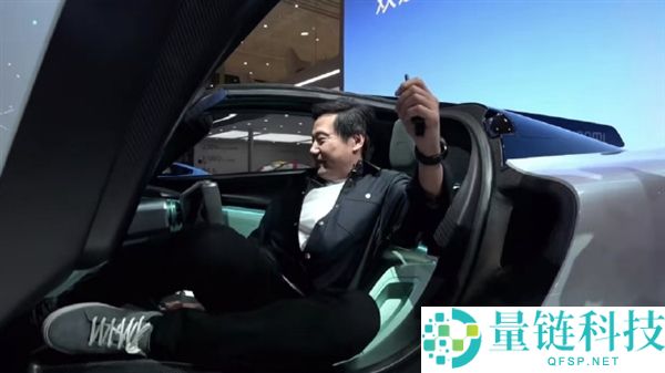 雷军试驾小米超跑 VGT 上车被卡，网友热议佐证身高 181cm