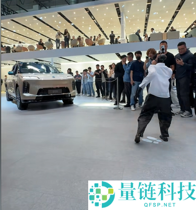 蔚来 ES9 联念头器人斗舞：外国友人围观上头，直接下场对决！