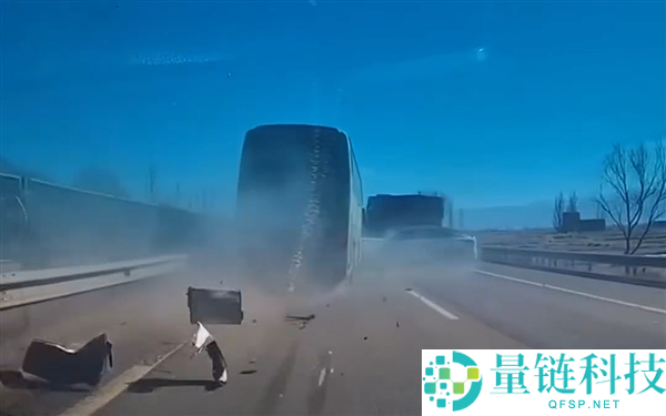 男人正常行驶遭“见缝插针”碰撞反被指全责？网友怒问：对方强行变道难道毫无义务？