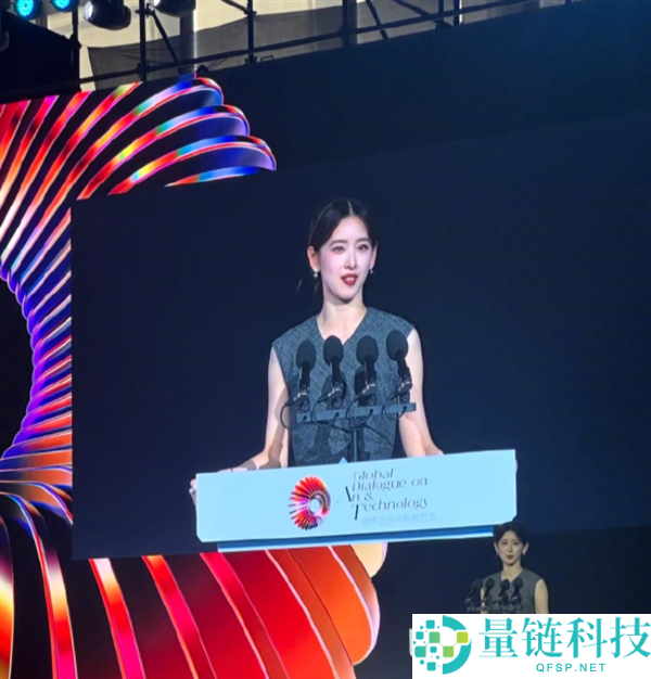 章泽天现身北京气场全开：身穿精悍职业套装，大方登台发表演讲