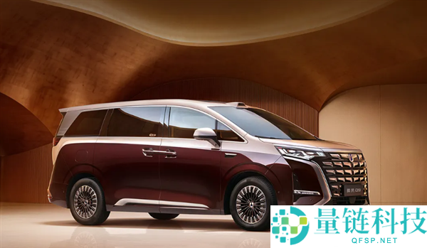 全球首台第二代腾势 D9 交付！珠宝设计师万宝宝成首位车主