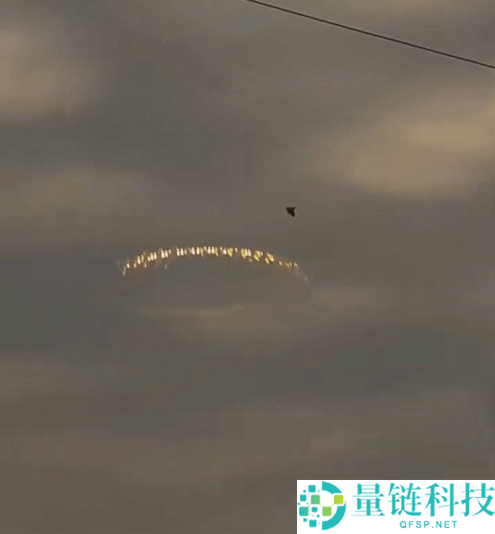 巴黎惊现神秘 UFO：灯光闪烁酷似空中圆盘，引爆都市热议