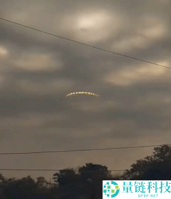 巴黎惊现神秘 UFO：灯光闪烁酷似空中圆盘，引爆都市热议