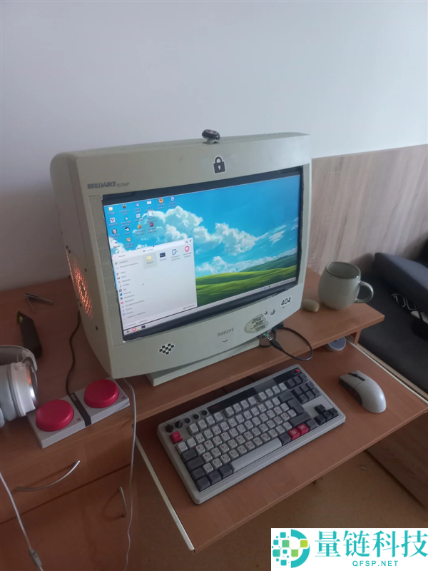 爷爷辈的外表年轻的心：老式 CRT 显示器魔改支持 2K 游戏