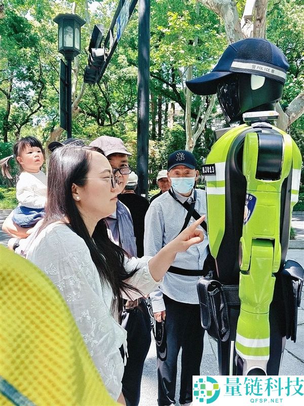 全国首个交管机器人中队上岗：15 台机器人成街头顶流