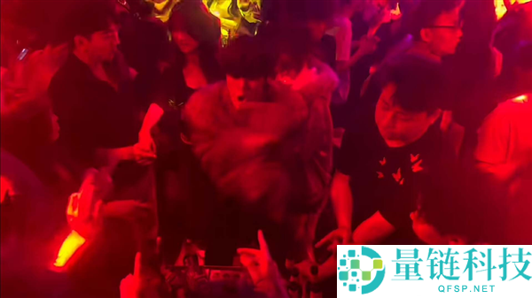 05 后夜店新潮流：为何只玩“抓手指”？揭秘年轻人社交新玩法