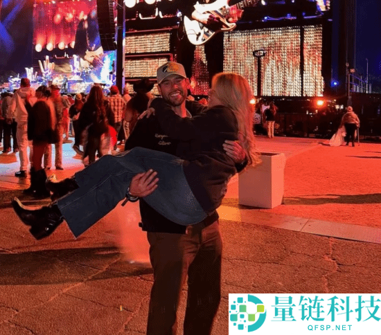 悉尼妹高调秀恩爱！骑男友脖子撒糖，17 岁年龄差引热议
