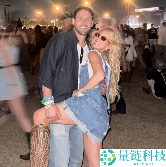 悉尼妹高调秀恩爱！骑男友脖子撒糖，17 岁年龄差引热议