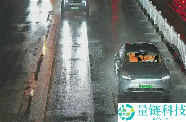 广西司机酒后开启智驾在马路睡着：罚款 1300 元记 12 分