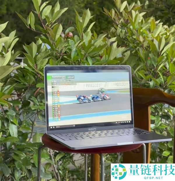 张雪路边摊见证第三冠！激动大喊“咱们拿冠军了”全场买单
