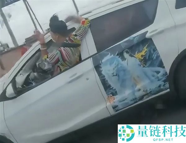 男子开车半个身子探出窗外吓坏旁车，交警回应：该男子精力异常