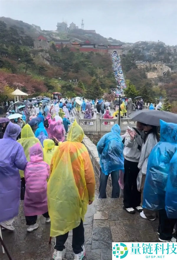 旅客夜爬泰山突遇降雨微风，茅厕挤满人引关注