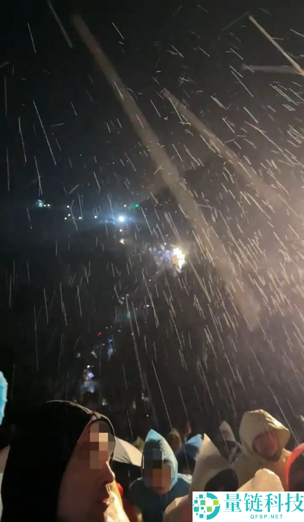 旅客夜爬泰山突遇降雨微风，茅厕挤满人引关注