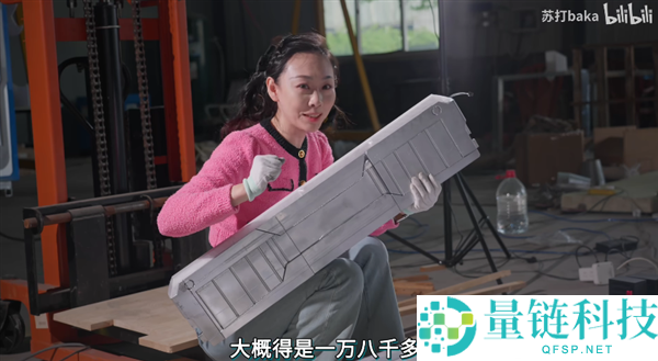 活人变手办？发热友蜜斯姐打造可居住巨型电脑主机：12000W 热量 + 空调散热